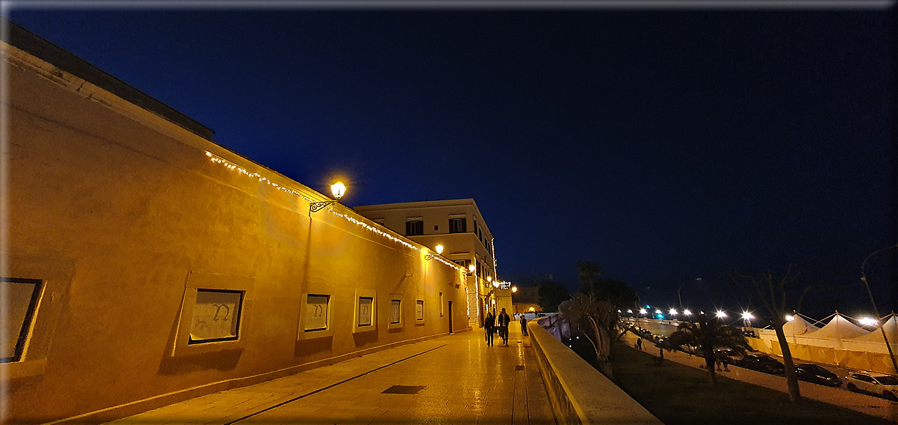 foto Bari di notte